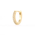 Angewinkelte Vorderansicht des Small Diamond Eternity Huggies aus 14k Gelbgold und 18 Diamanten,vor weißem Hintergrund.