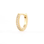 Angewinkelte Vorderansicht des Small Diamond Eternity Huggies aus 14k Gelbgold und 18 Diamanten,vor weißem Hintergrund.