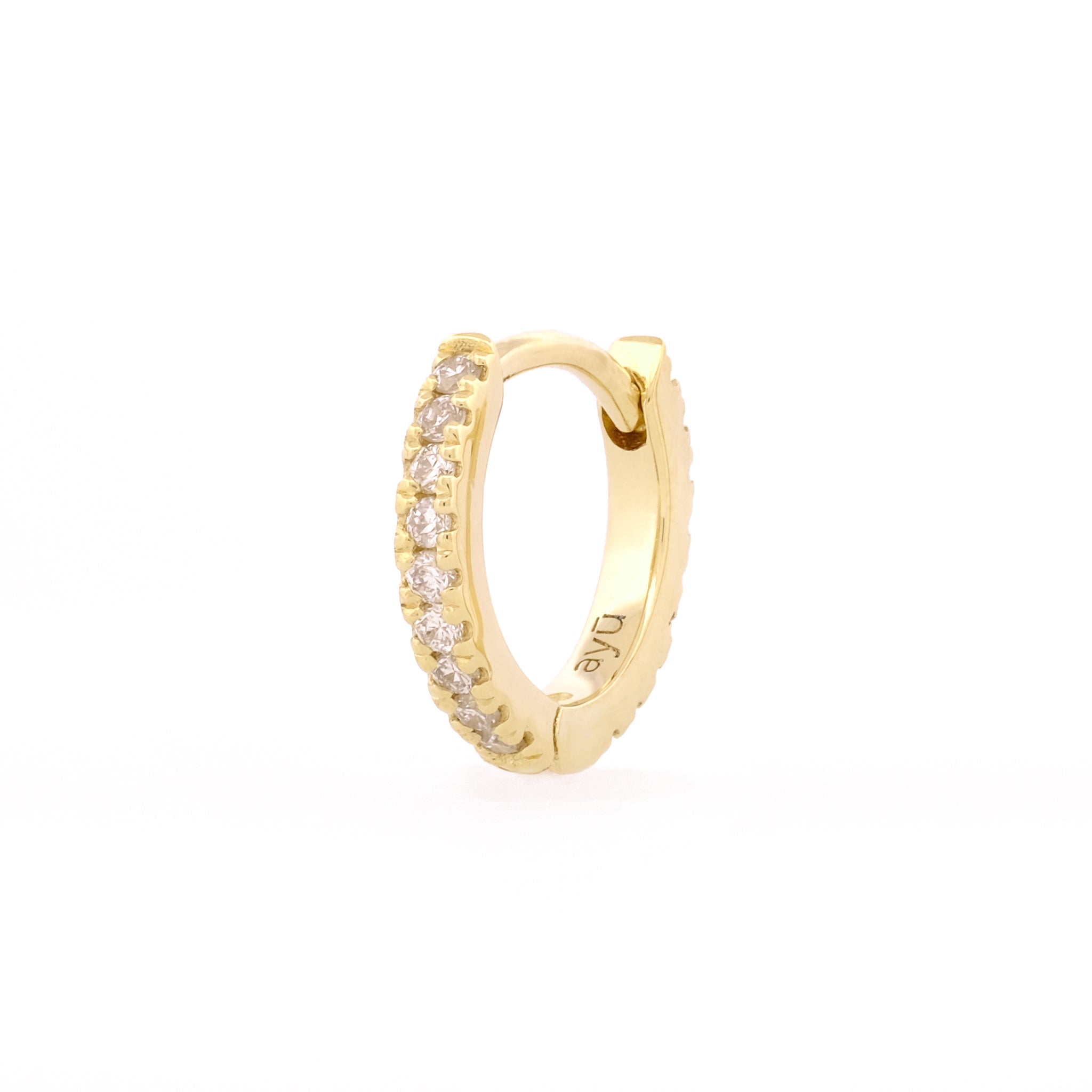 Angewinkelte Vorderansicht des Small Diamond Eternity Huggies aus 14k Gelbgold und 18 Diamanten,vor weißem Hintergrund.