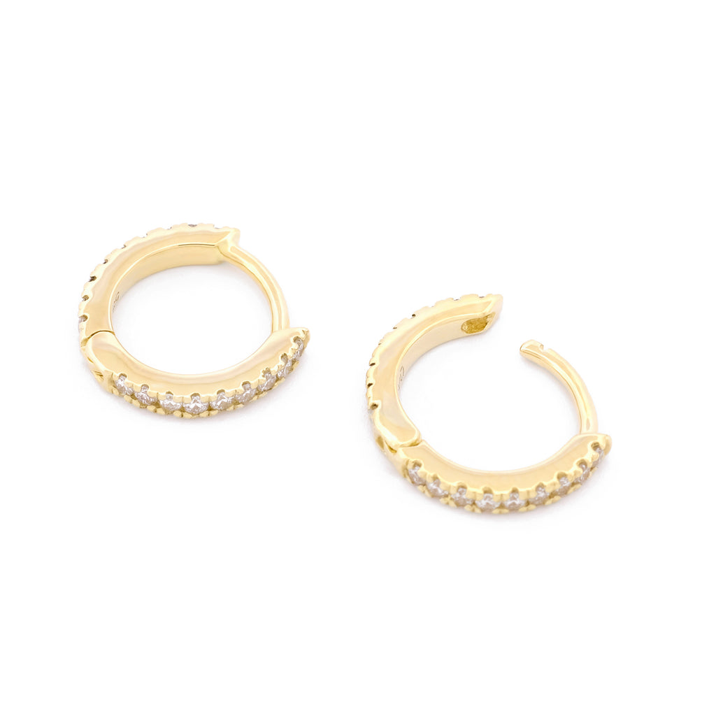 Detailansicht Verschluss des Small Diamond Eternity Huggies aus 14k Gelbgold und 18 Diamanten, liegend auf weißem Hintergrund.