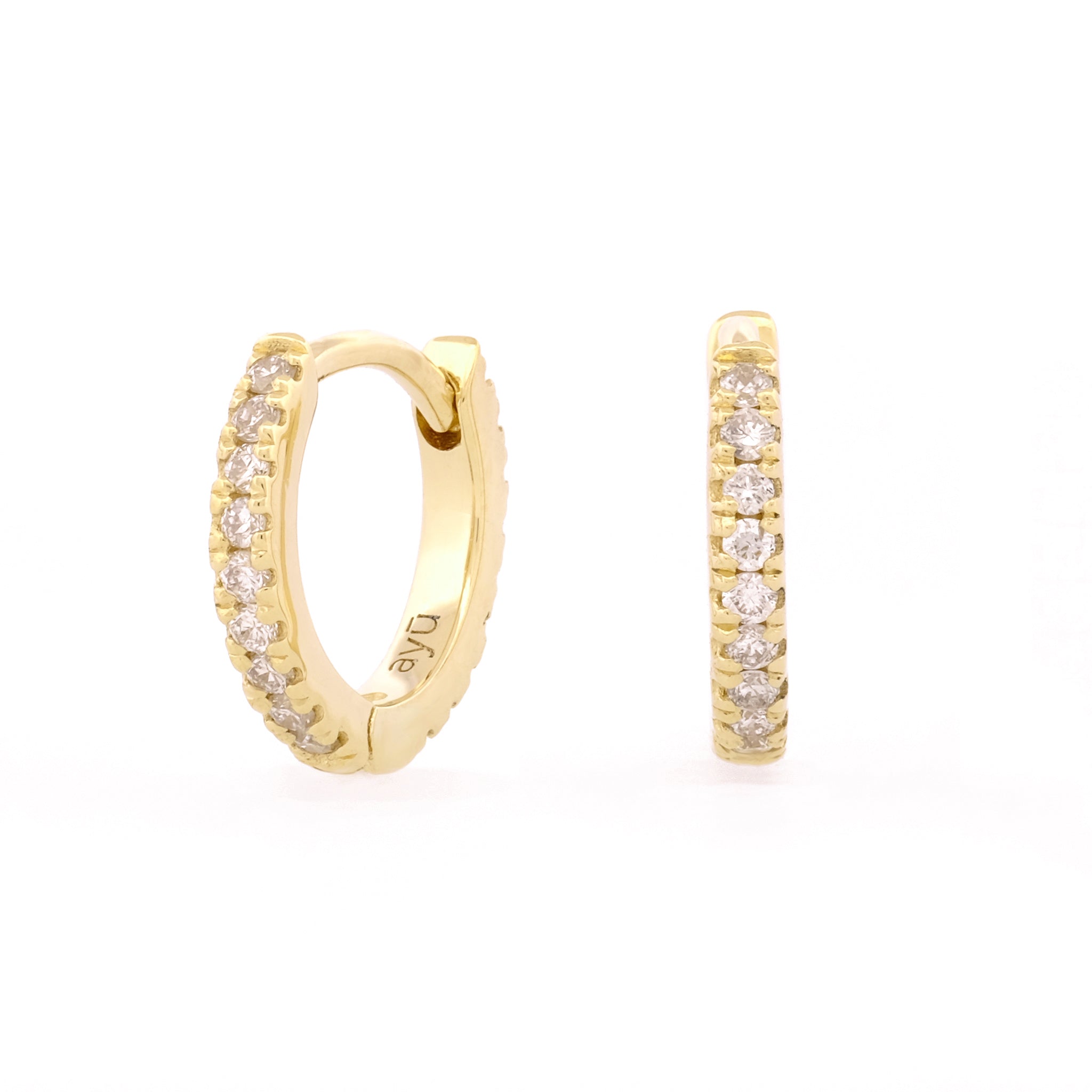 Vorderansicht eines Paars des Small Diamond Eternity Huggies aus 14k Gelbgold und 18 Diamanten vor weißem Hintergrund.