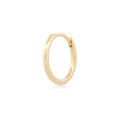 Angewinkelte Vorderansicht des filigranen Small Essential Hoops aus 14k Gelbgold vor weißem Hintergrund.