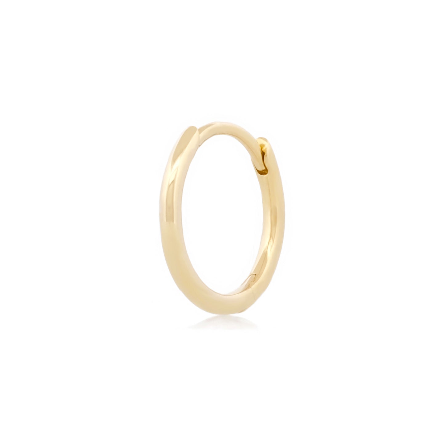 Angewinkelte Vorderansicht des filigranen Small Essential Hoops aus 14k Gelbgold vor weißem Hintergrund.