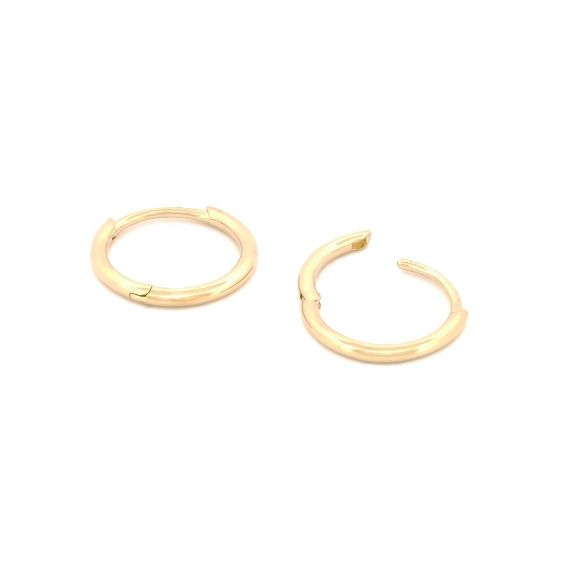 Detailansicht Verschluss des filigranen Small Essential Hoops aus 14k Gelbgold, liegend auf weißem Hintergrund.