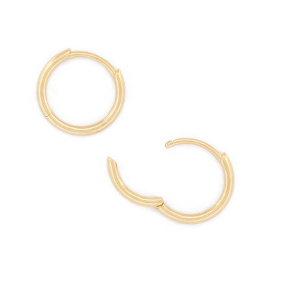 Detailansicht Öffnungsweite des filigranen Small Essential Hoops aus 14k Gelbgold, liegend auf weißem Hintergrund.