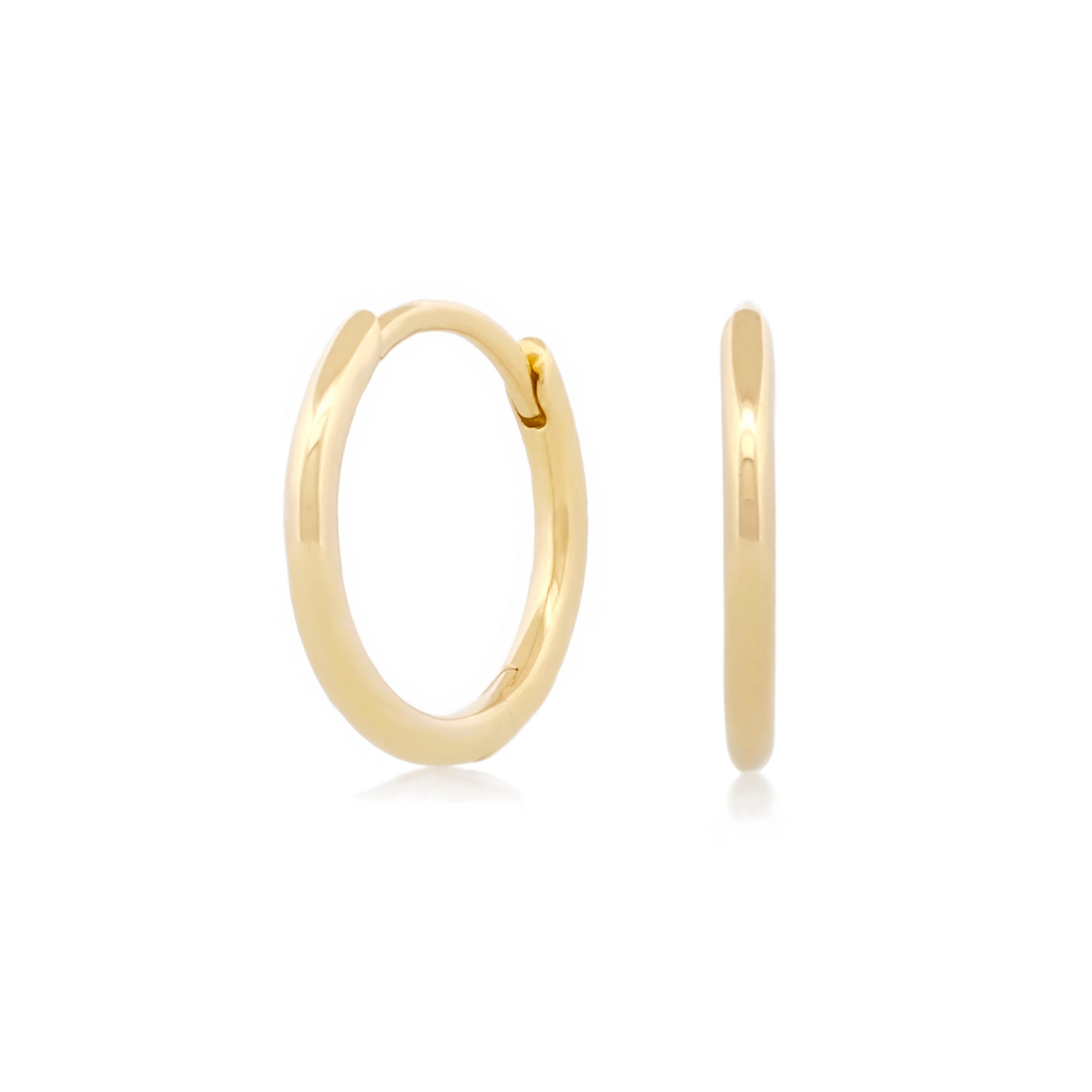 Vorderansicht eines Paars des filigranen Small Essential Hoops aus 14k Gelbgold vor weißem Hintergrund.