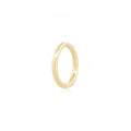 Angewinkelte Vorderansicht des Small Seamless Huggie Hoops aus 14k Gelbgold vor weißem Hintergrund.