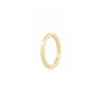Angewinkelte Vorderansicht des Small Seamless Huggie Hoops aus 14k Gelbgold vor weißem Hintergrund.