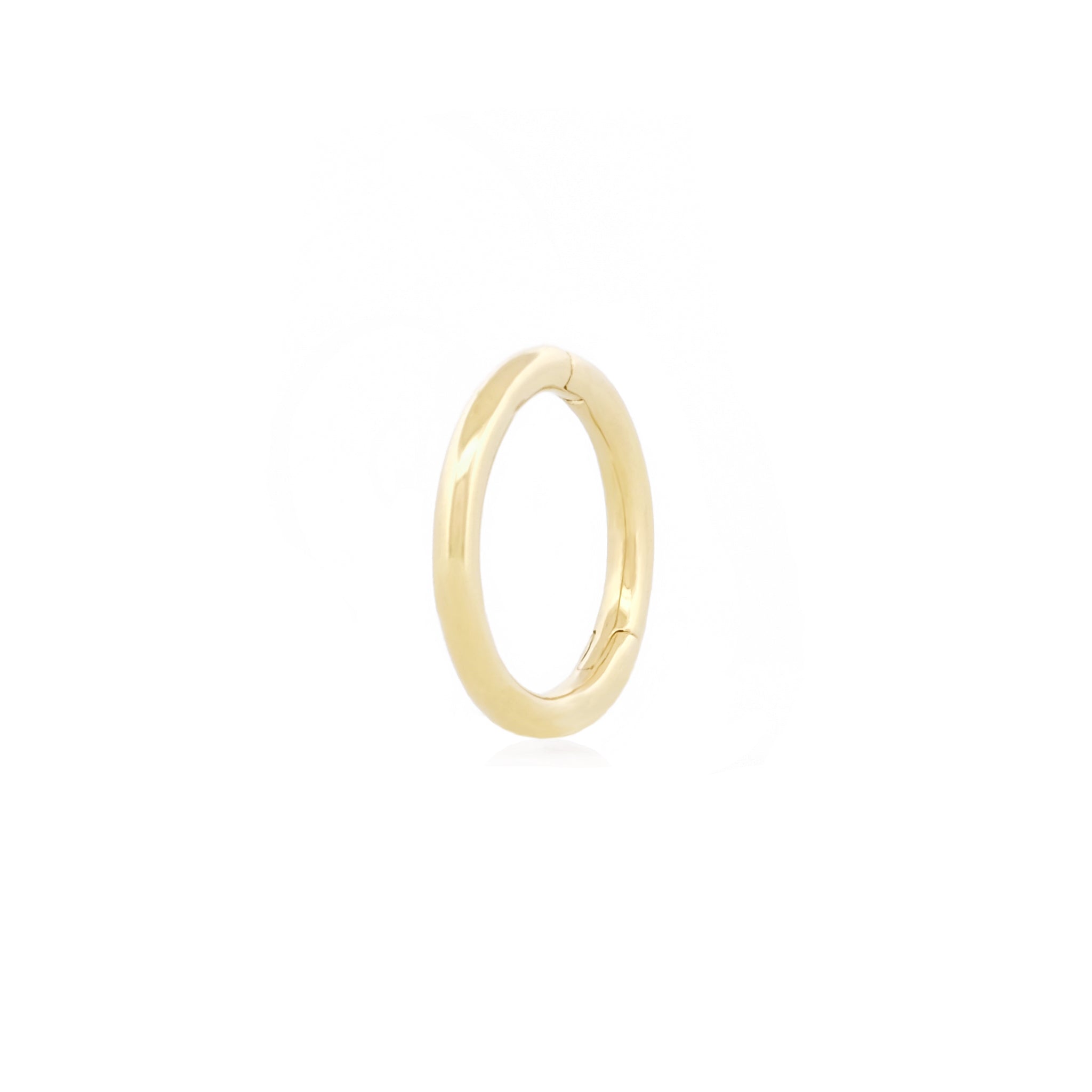 Angewinkelte Vorderansicht des Small Seamless Huggie Hoops aus 14k Gelbgold vor weißem Hintergrund.