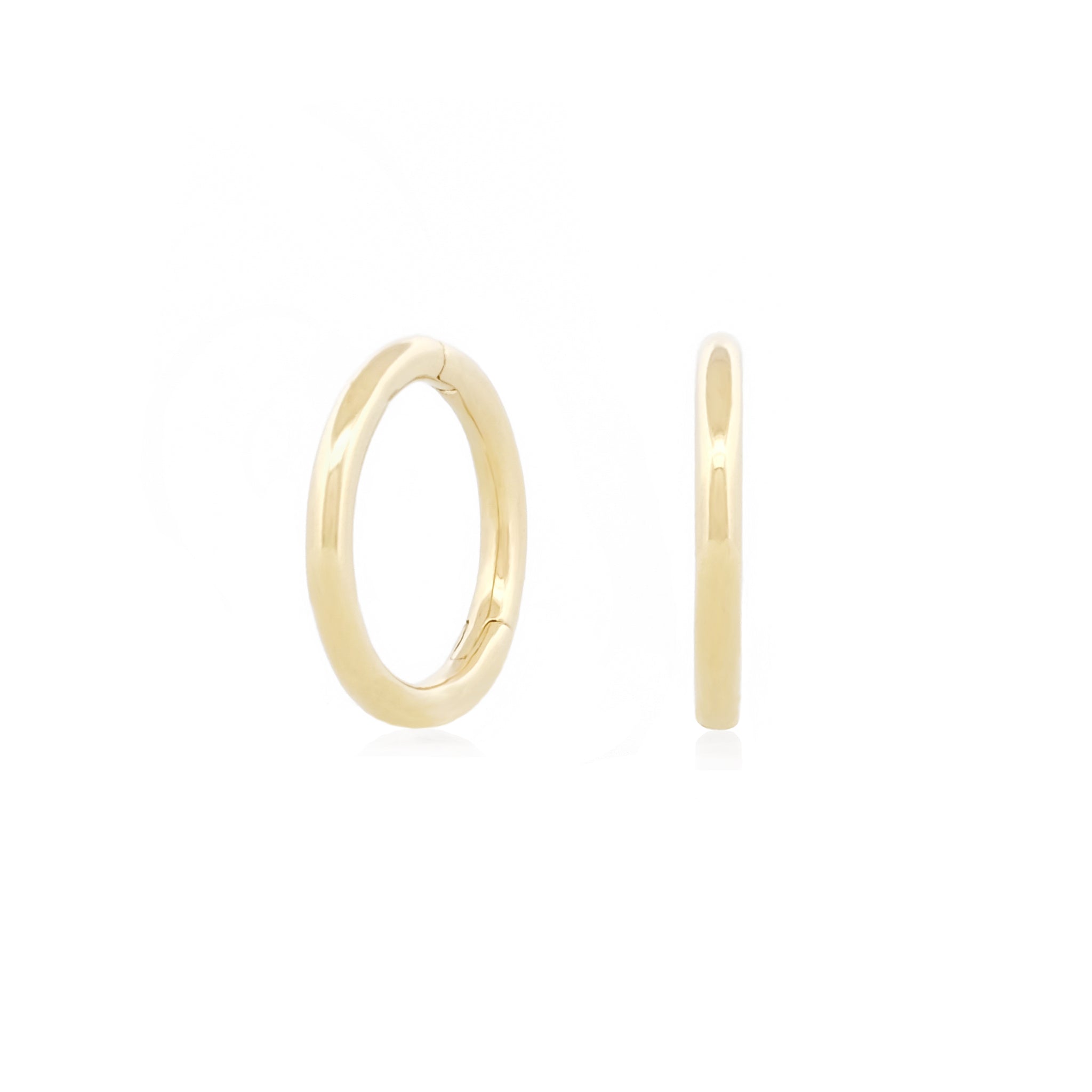 Vorderansicht eines Paars des Small Seamless Huggie Hoops aus 14k Gelbgold vor weißem Hintergrund.