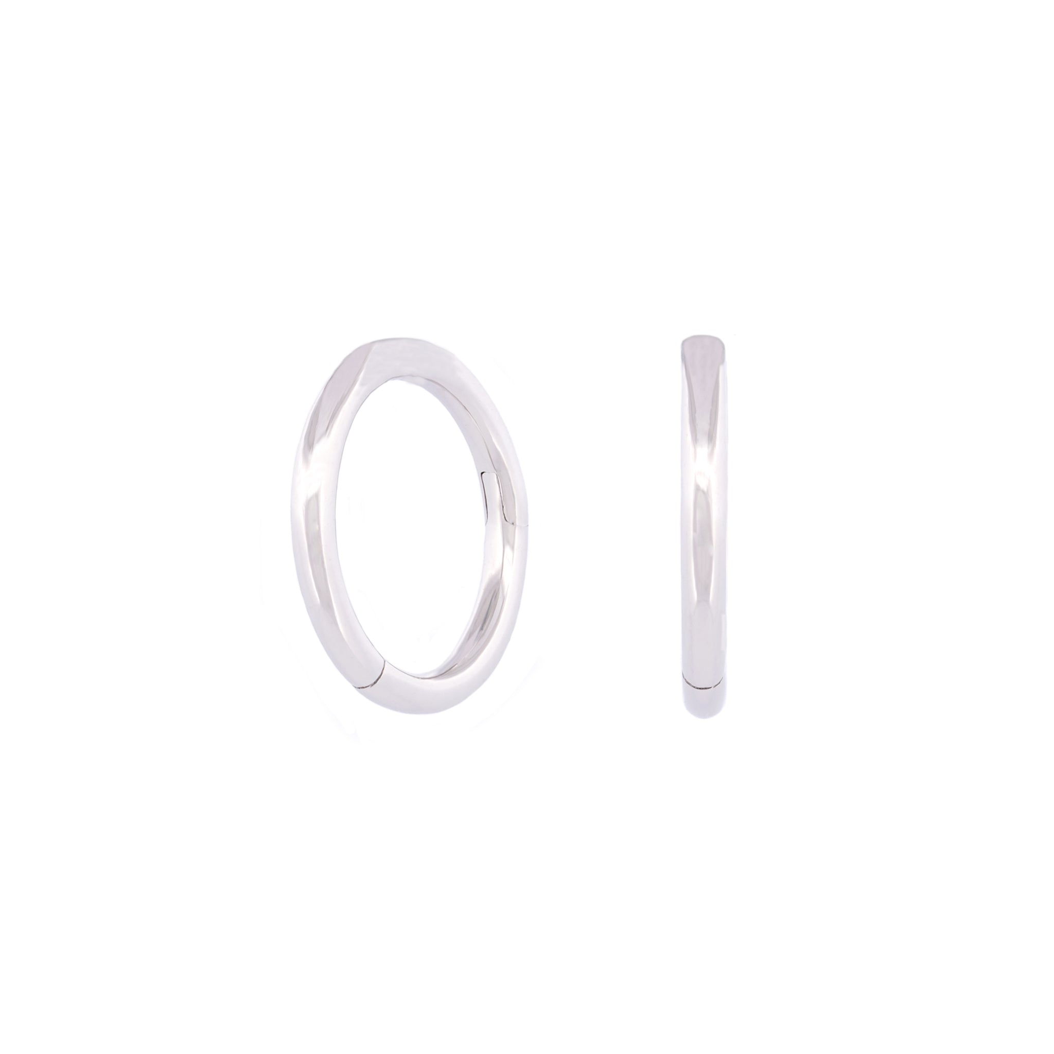 Vorderansicht eines Paars des Small Seamless Huggie Hoops aus 14k Weißgold vor weißem Hintergrund.