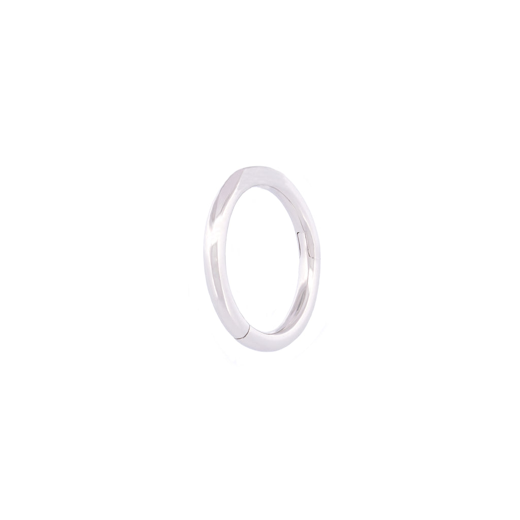 Angewinkelte Vorderansicht des Small Seamless Huggie Hoops aus 14k Weißgold vor weißem Hintergrund.