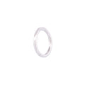 Angewinkelte Vorderansicht des Small Seamless Huggie Hoops aus 14k Weißgold vor weißem Hintergrund.