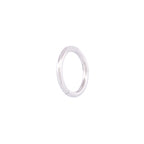 Angewinkelte Vorderansicht des Small Seamless Huggie Hoops aus 14k Weißgold vor weißem Hintergrund.
