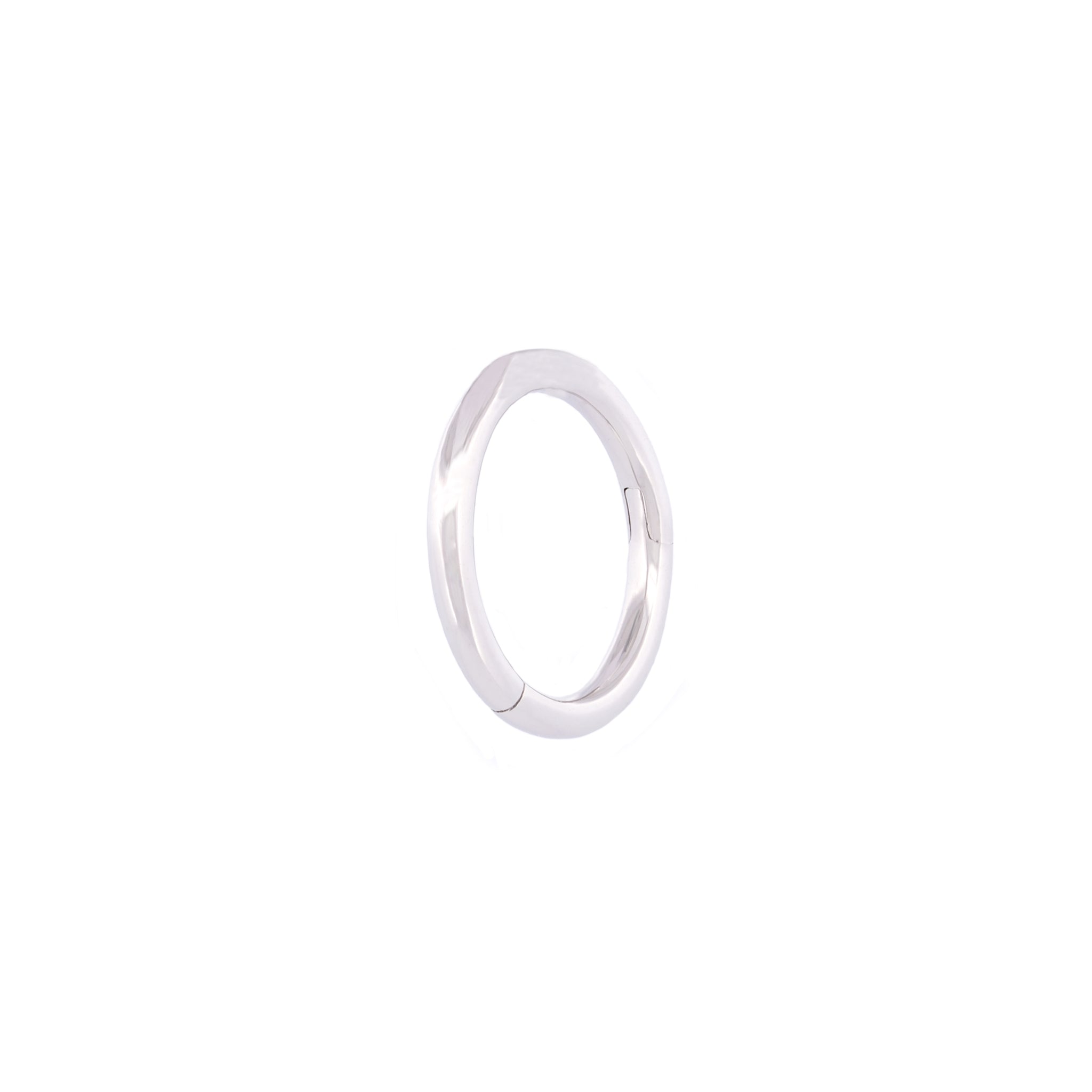 Angewinkelte Vorderansicht des Small Seamless Huggie Hoops aus 14k Weißgold vor weißem Hintergrund.